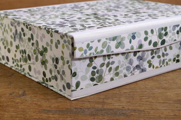 Schachtel mit Motiv Eukalyptus, dezent illustriertes Aquarell in Eukalyptusgrün und blassem rosa